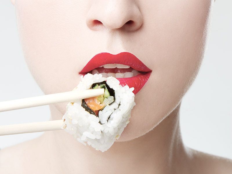 Na dzień matki podaruj mamie oryginalny i nowoczesny prezent – voucher na kurs sushi