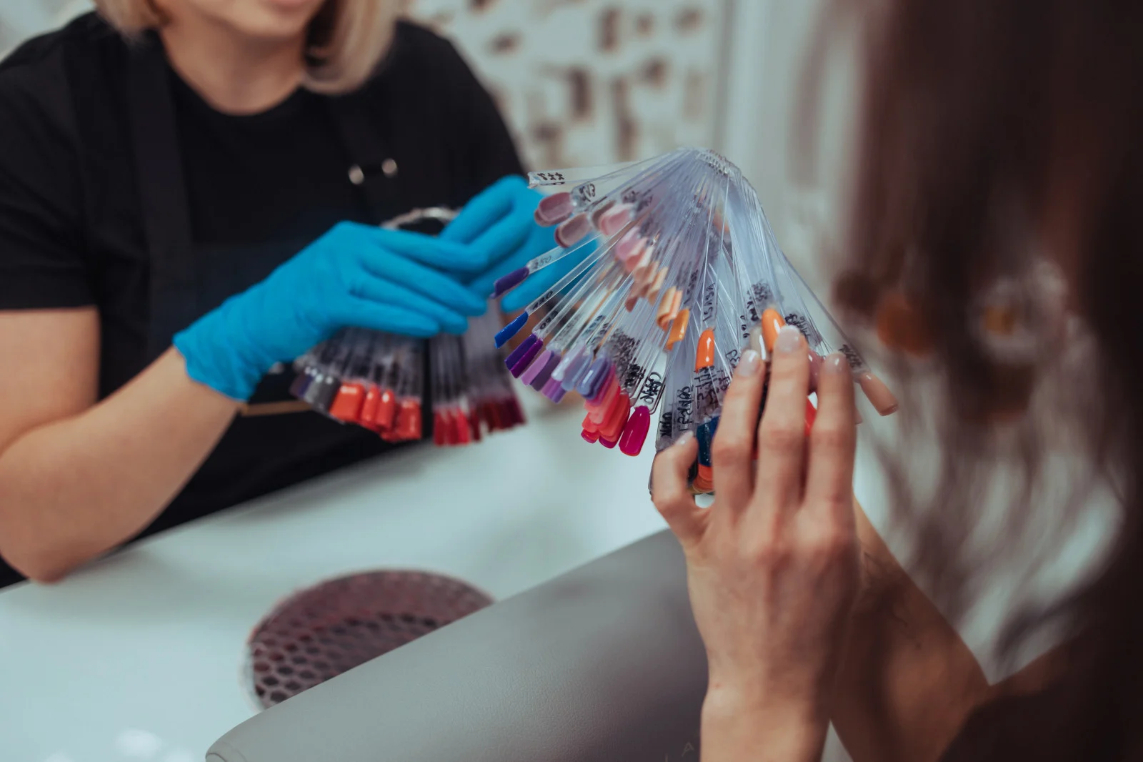 Hybrydowy Manicure z Masażem Dłoni