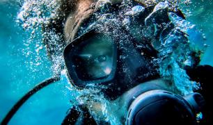 Niespodzianka dla nurka-amatora – voucher na profesjonalny kurs nurkowania