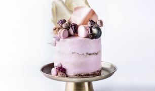Kurs tworzenia tortów artystycznych – zdobienie tortów krok po kroku jako pomysł na prezent dla cukiernika